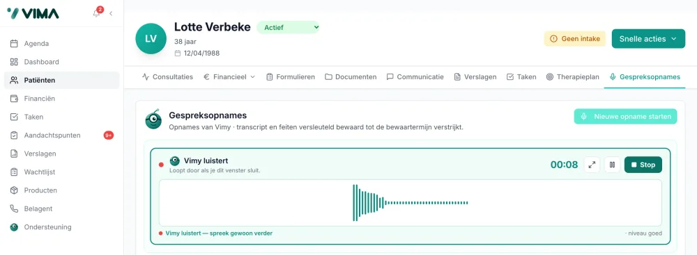 Patiëntendossier in VIMA terwijl een opname loopt: de balk "Vimy luistert, spreek gewoon verder" met live golfvorm, timer en stopknop.