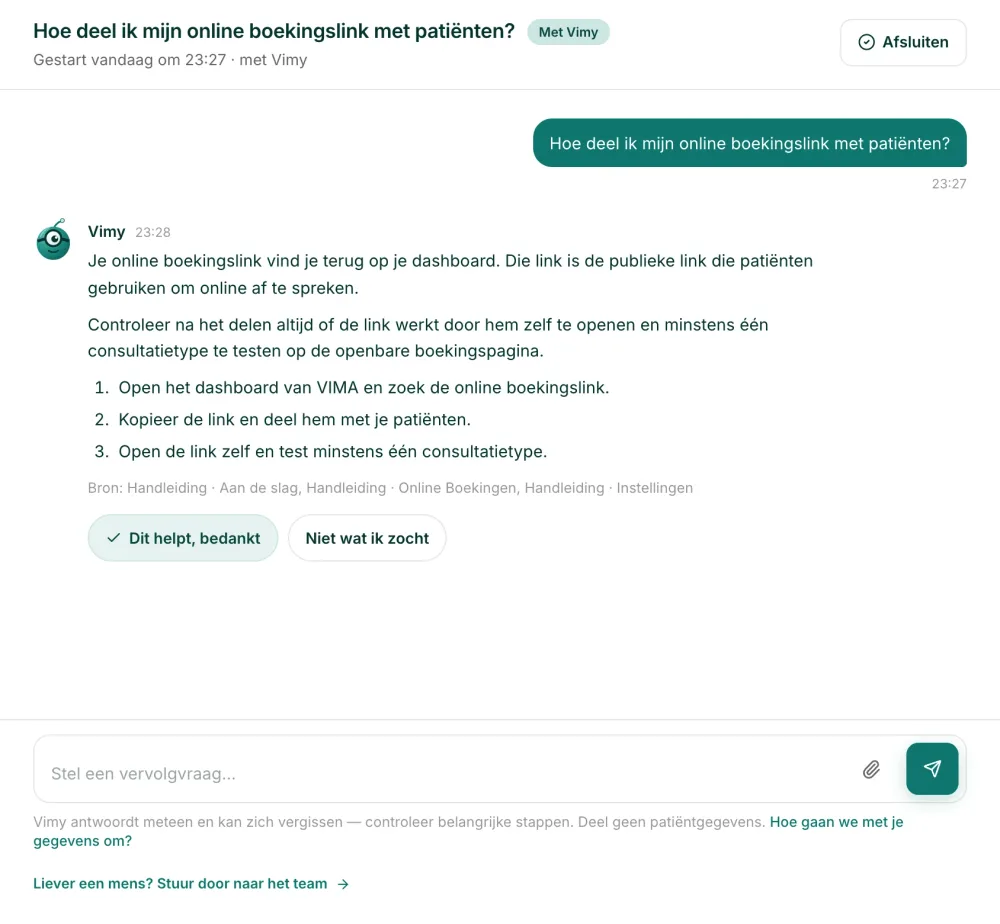 Vimy-supportgesprek in VIMA: een antwoord in stappen op de vraag over de online boekingslink, met bronnen uit de handleiding, de knoppen "Dit helpt, bedankt" en "Niet wat ik zocht" en de link "Liever een mens? Stuur door naar het team".