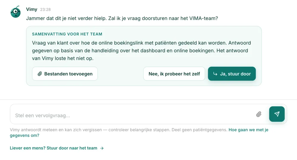 Vimy stelt in VIMA voor om de vraag door te sturen naar het VIMA-team, met een samenvatting voor het team en de knoppen "Ja, stuur door", "Nee, ik probeer het zelf" en "Bestanden toevoegen".
